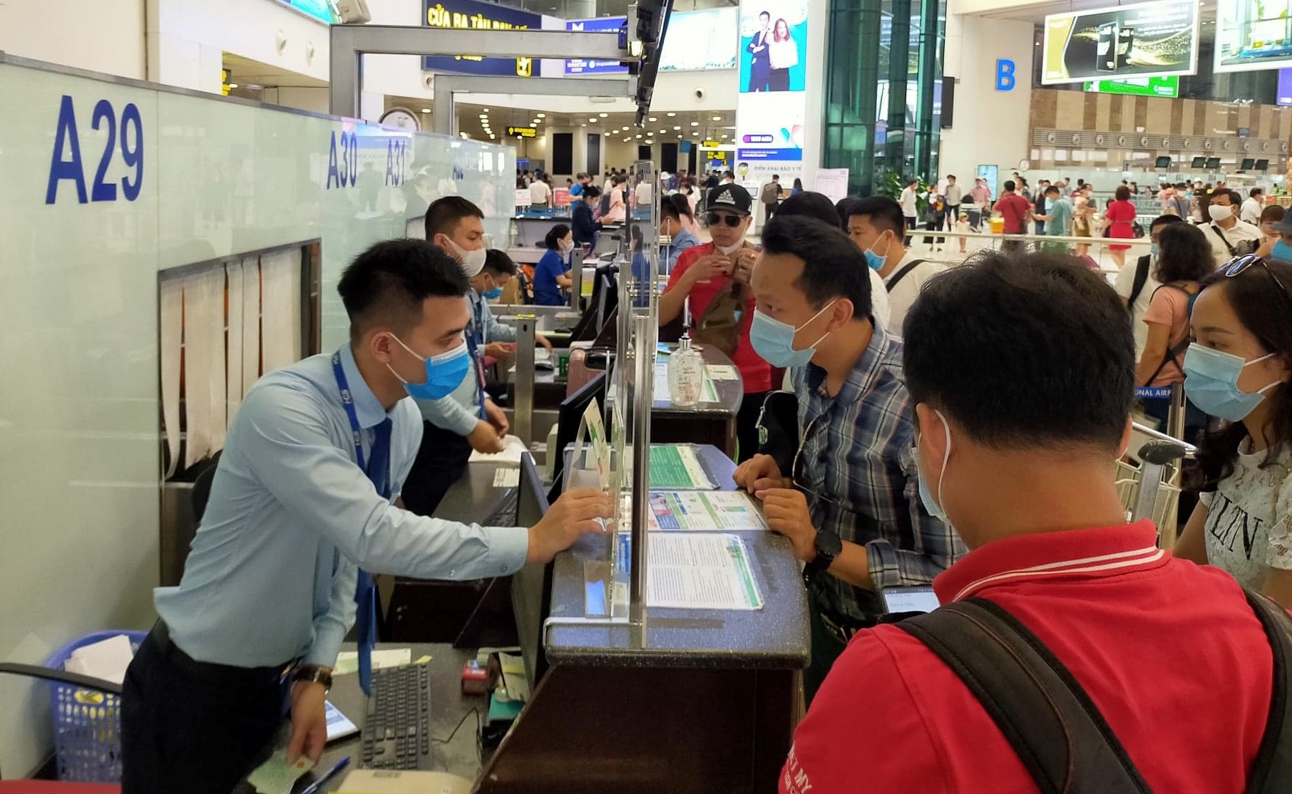 Y&ecirc;u cầu h&atilde;ng bay trả lại ph&iacute; s&acirc;n bay, an ninh khi h&agrave;nh kh&aacute;ch ho&agrave;n, hủy v&eacute; - Ảnh 1.