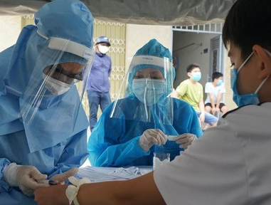 Người đàn ông dương tính đi trên chuyến bay có chuyên gia Trung Quốc mắc Covid-19