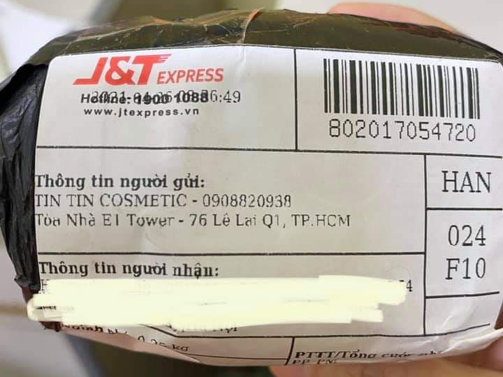 Đặt mua giày online, khách tá hỏa vì nhận được đôi vớ