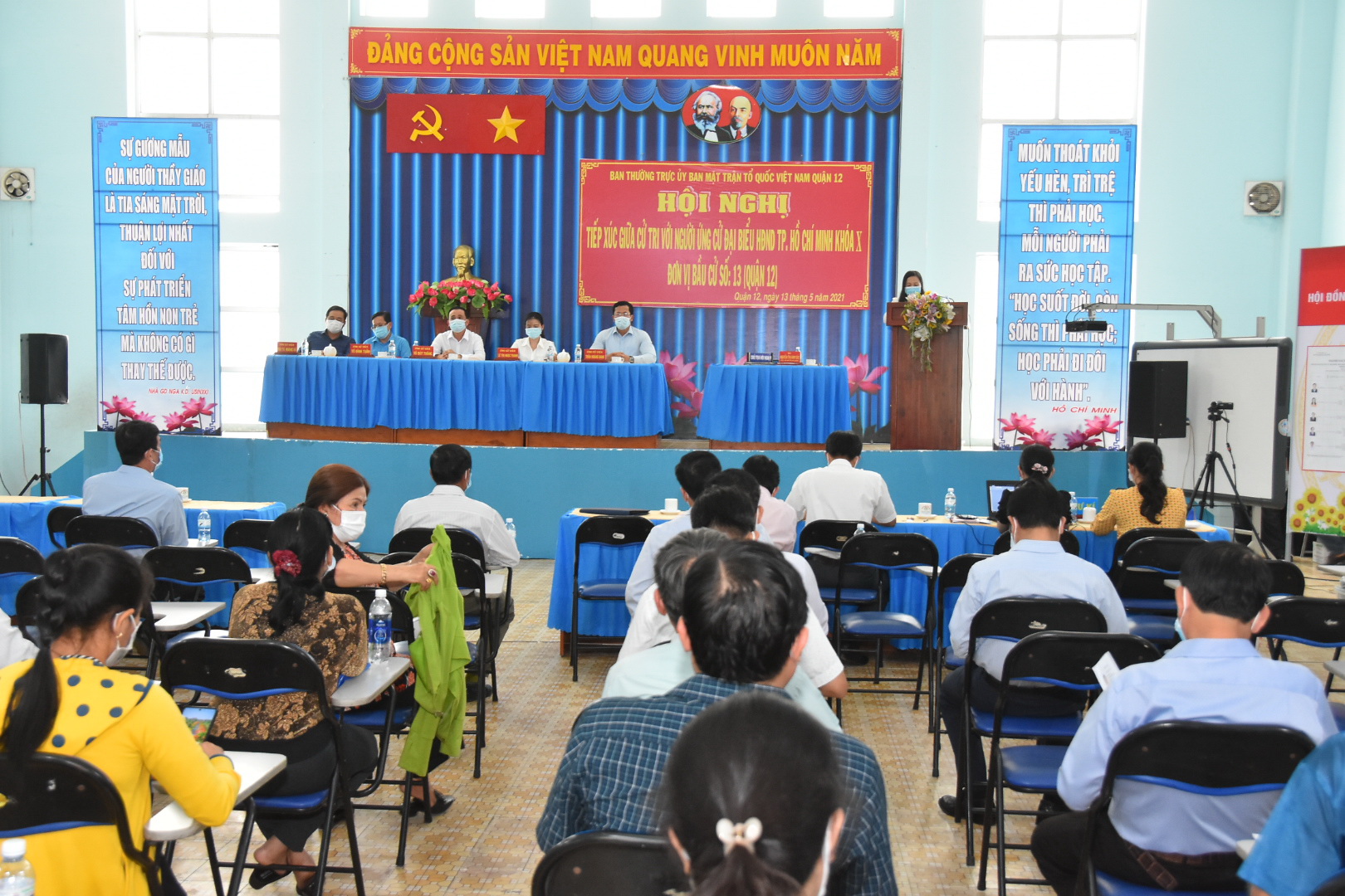 Cử tri mong muốn tạo nhiều việc l&agrave;m cho người lao động - Ảnh 1.