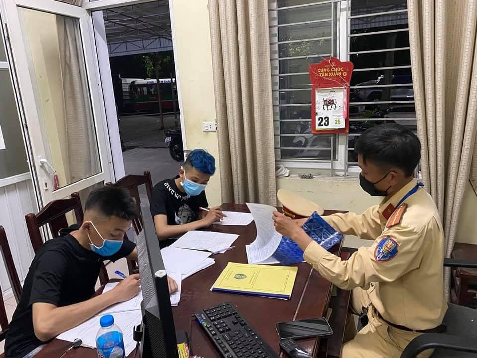 Nh&oacute;m &ldquo;qu&aacute;i xế&rdquo; kh&ocirc;ng đeo khẩu trang, lạng l&aacute;ch đua xe giữa dịch Covid-19 - Ảnh 1.