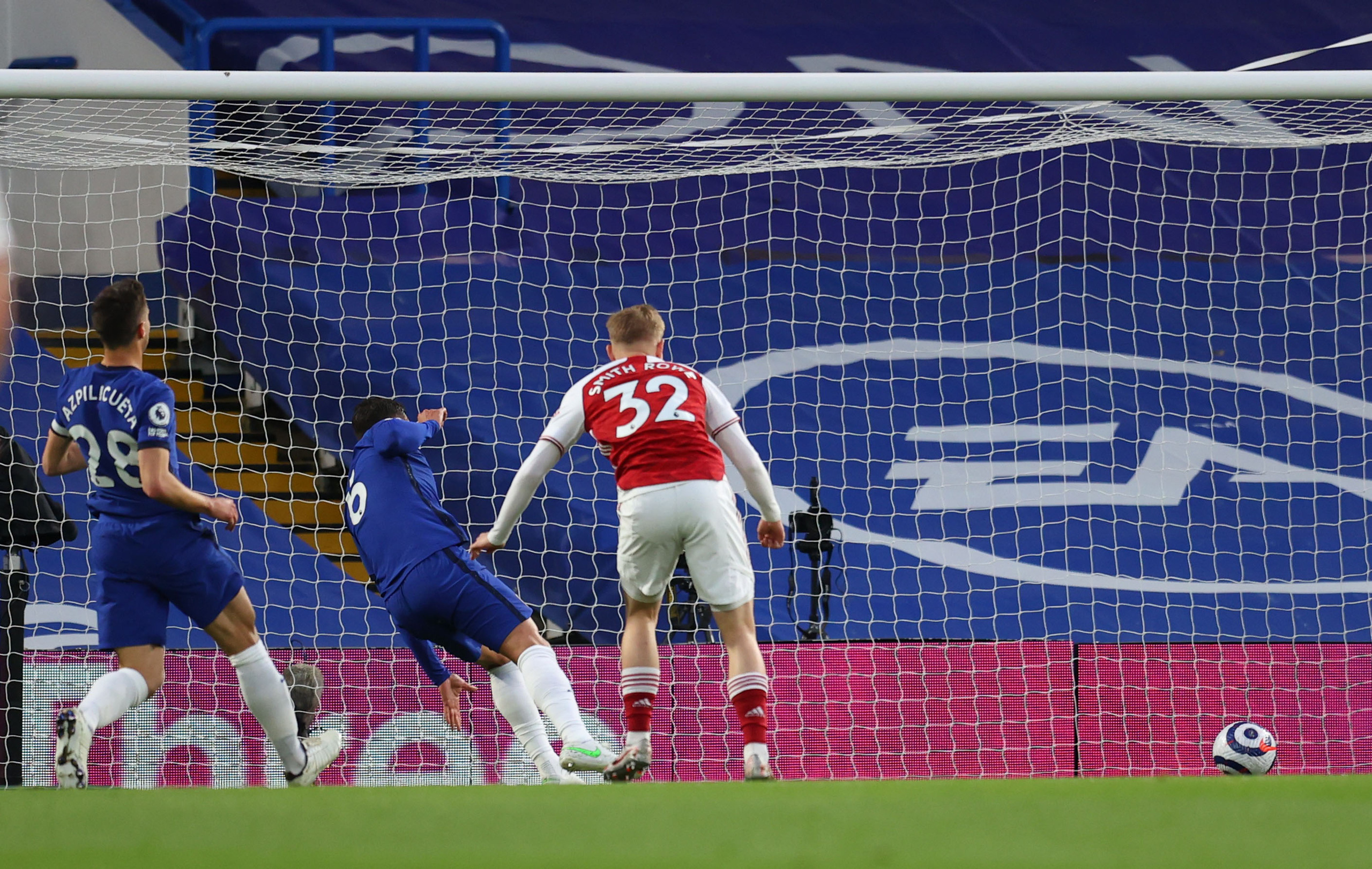 Chelsea tặng quà trận derby, Arsenal mơ mộng Top 6 - Ảnh 4.