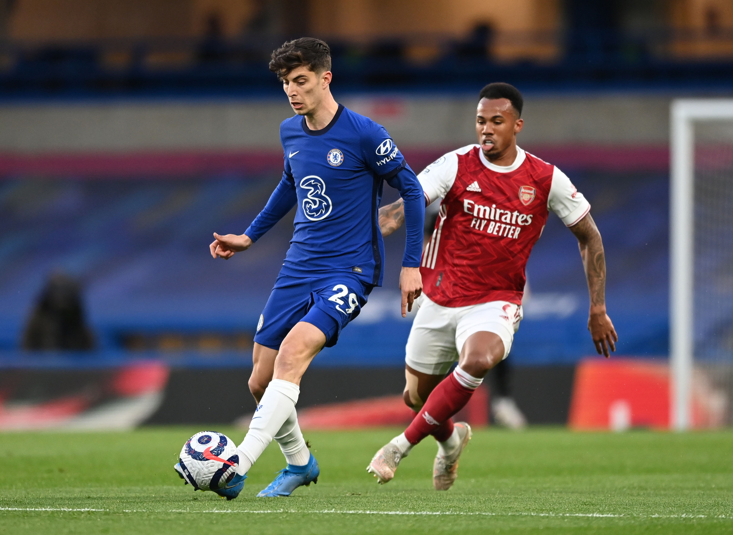 Chelsea "tặng quà" trận derby, Arsenal mơ mộng Top 6