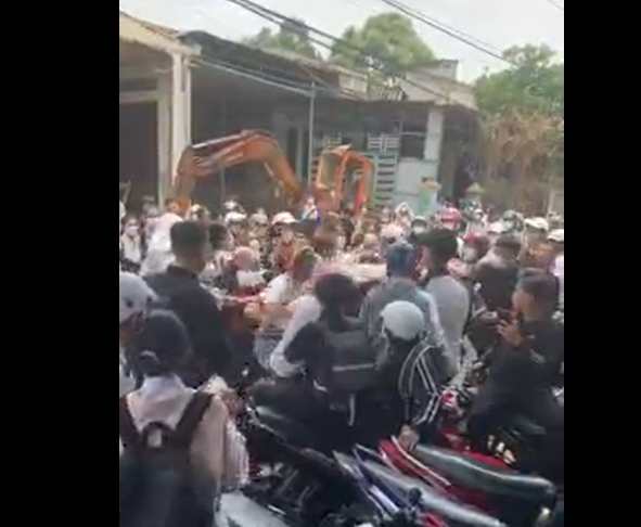 X&aacute;c minh clip nam, nữ học sinh  hỗn chiến trước cổng trường - Ảnh 1.