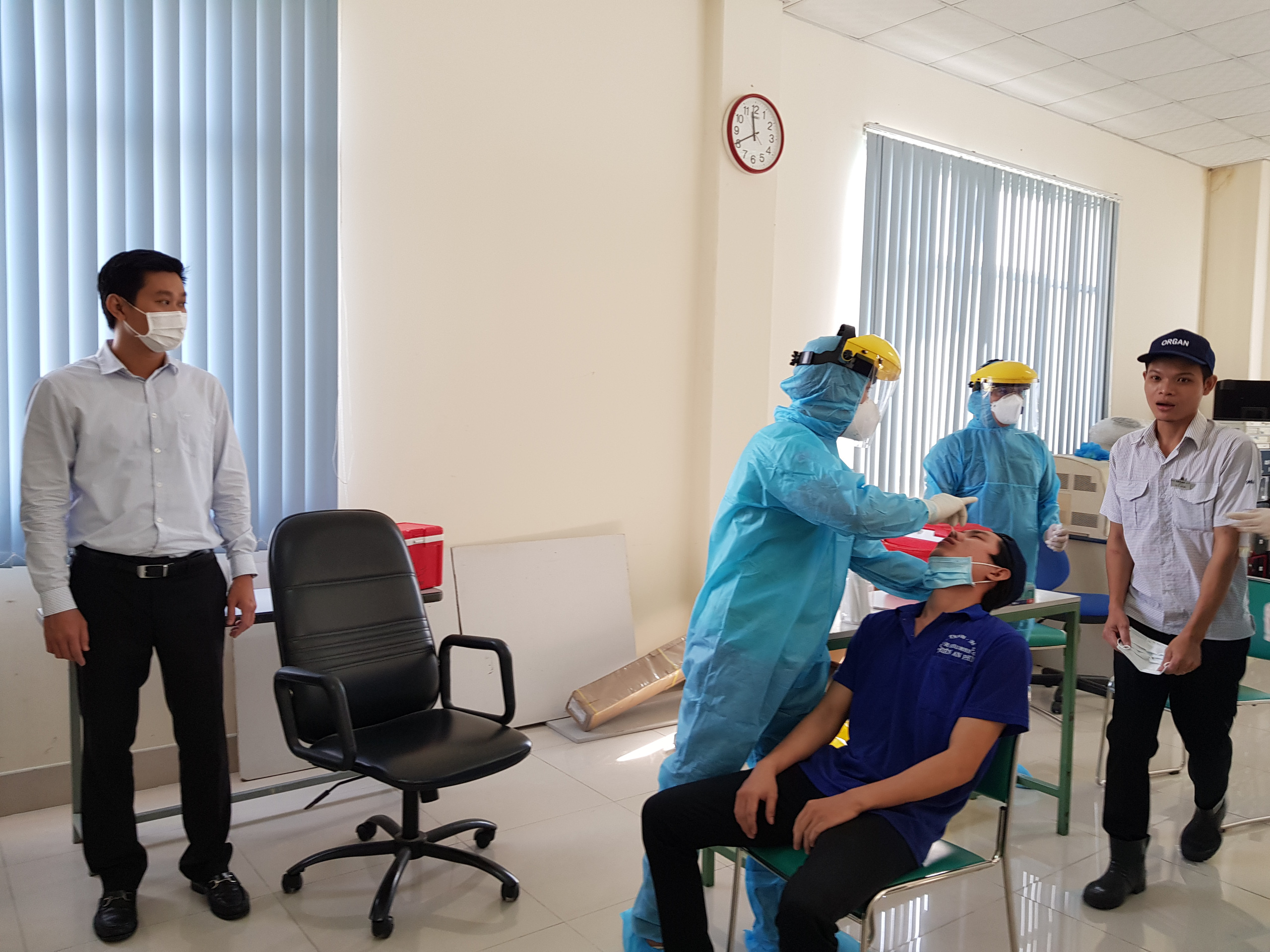 X&acirc;y dựng c&aacute;c phương &aacute;n nếu c&oacute; c&ocirc;ng nh&acirc;n bị nhiễm Covid-19  - Ảnh 2.