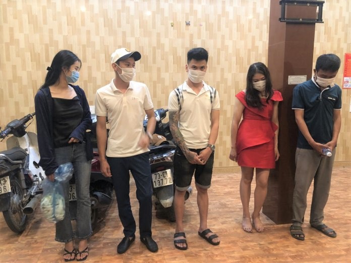 Bắt quả tang 5 thanh niên nam, nữ thuê nhà nghỉ làm chuyện "mờ ám"