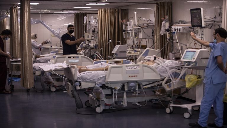 Các bệnh viện ở dải Gaza lâm cảnh "một cổ hai tròng"