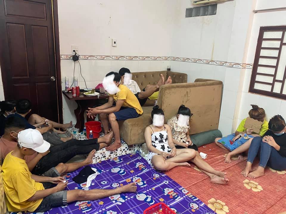 Bất chấp dịch Covid-19, h&agrave;ng chục nam nữ tổ chức bay lắc tiệc ma t&uacute;y trong nh&agrave; nghỉ - Ảnh 1.