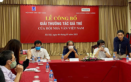 Bệ đỡ cho các cây bút trẻ