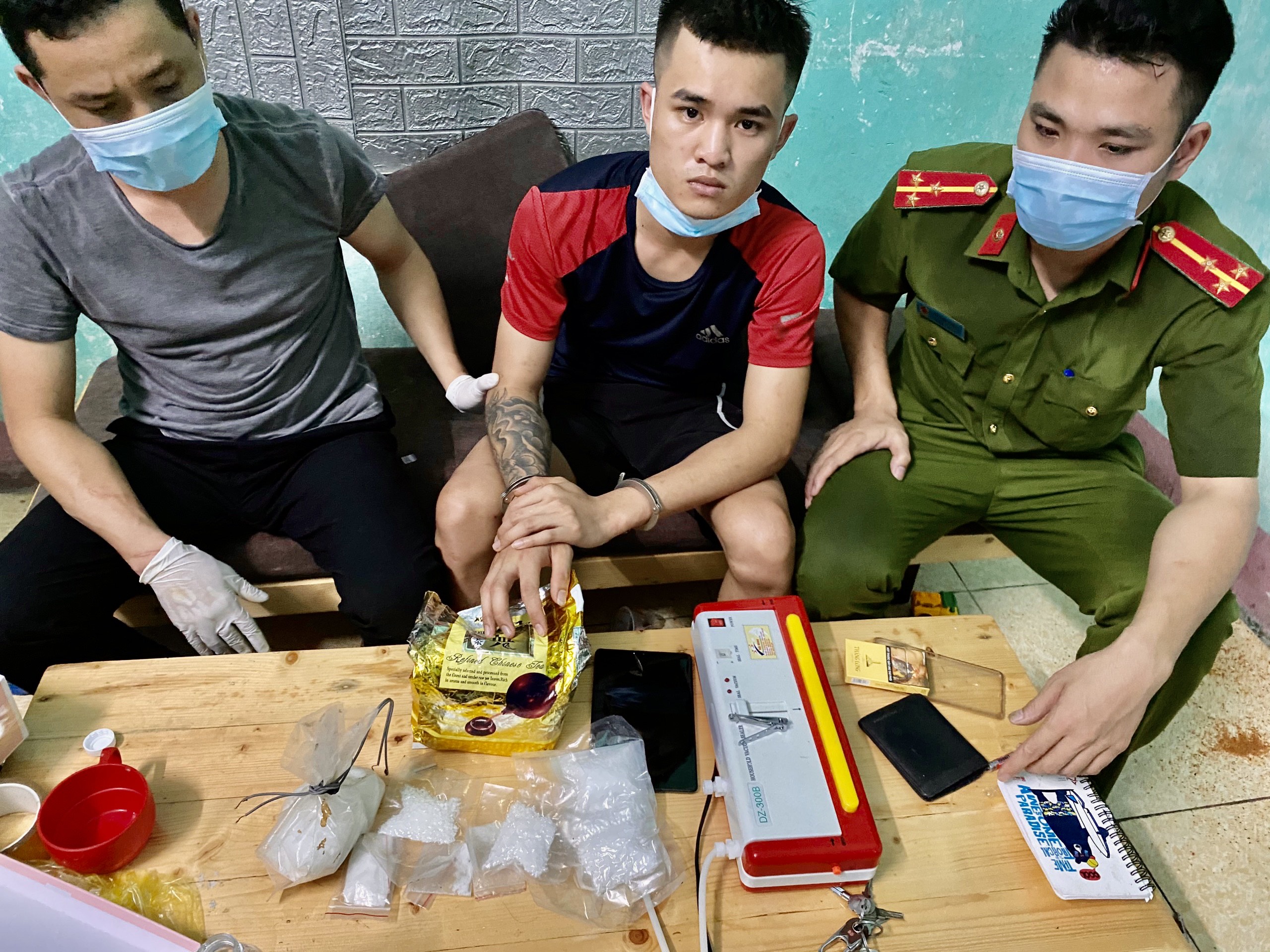Kẻ bu&ocirc;n ma t&uacute;y từ trong boong-ke thả ch&oacute; dữ cắn 2 cảnh s&aacute;t bị thương - Ảnh 1.