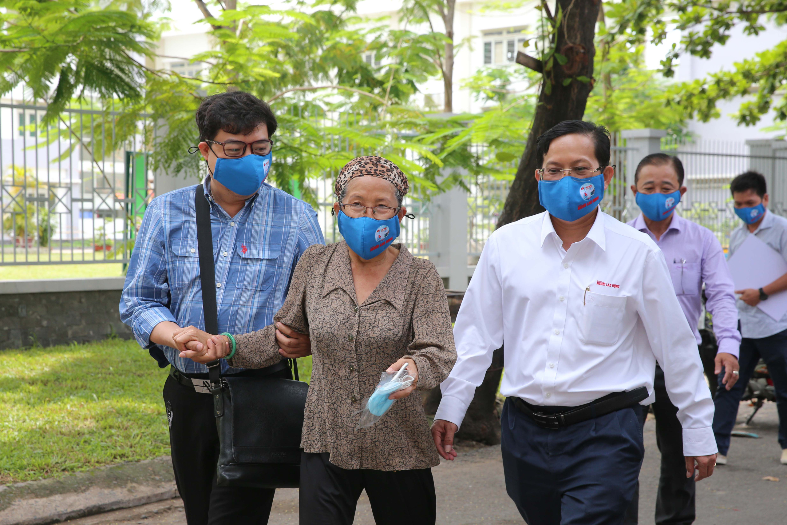 Mai V&agrave;ng nh&acirc;n &aacute;i đến thăm NSƯT Ngọc Dung - Ảnh 2.