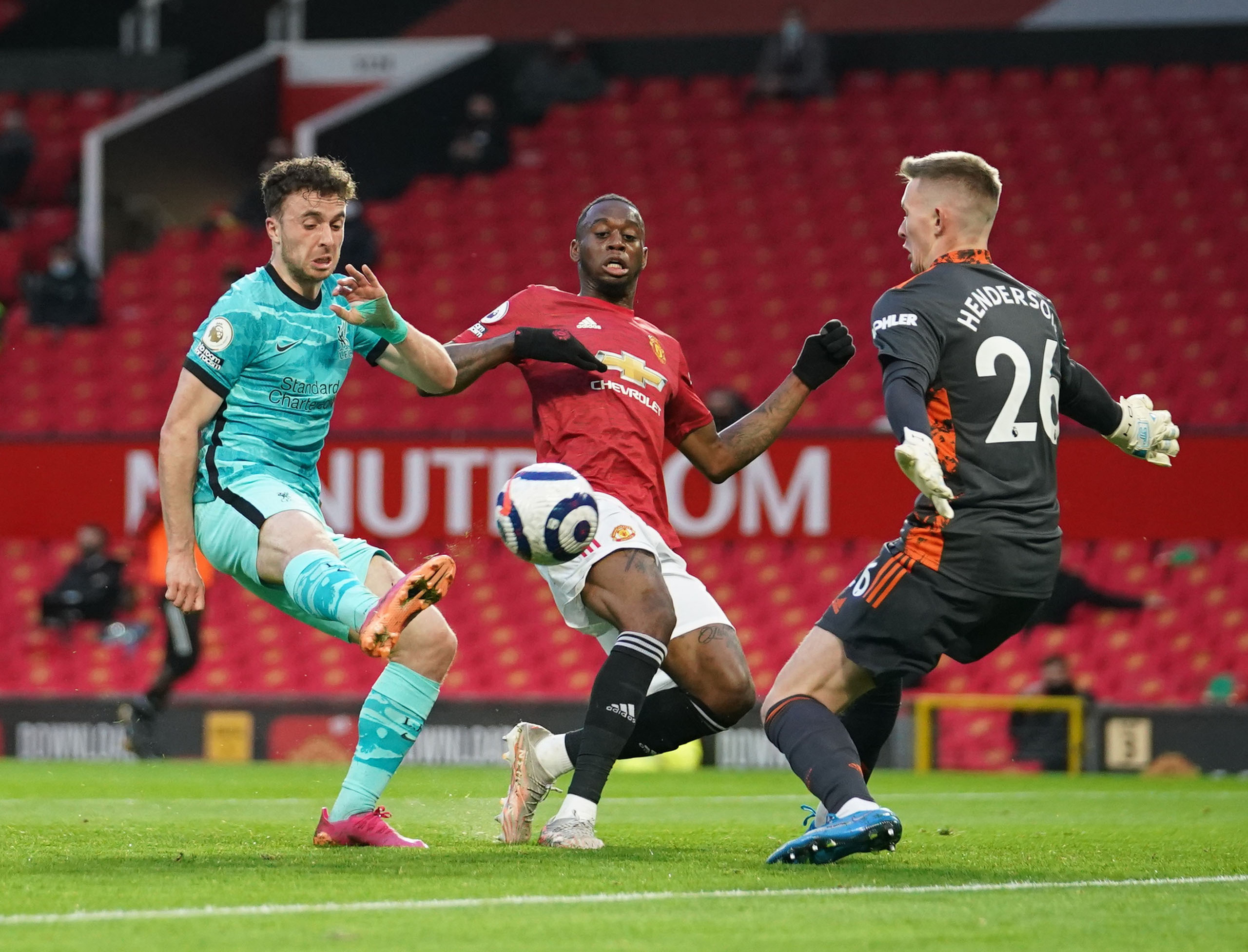 Đại tiệc 6 b&agrave;n thắng, Man United lại gục ng&atilde; s&acirc;n nh&agrave; - Ảnh 1.