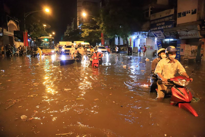 Hà Nội... lội phố