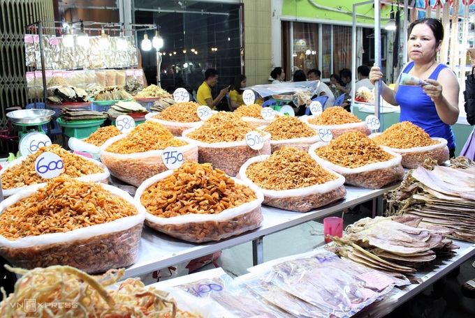8 đặc sản l&agrave;m qu&agrave; trong chợ đ&ecirc;m Ph&uacute; Quốc - Ảnh 1.