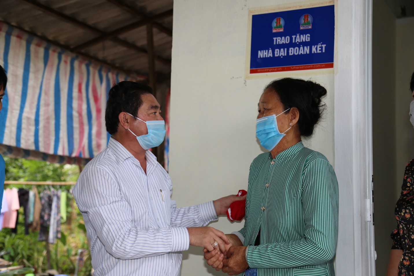Quỹ Từ thiện Kim Oanh bàn giao 2 căn nhà tình thương tại Vĩnh Long