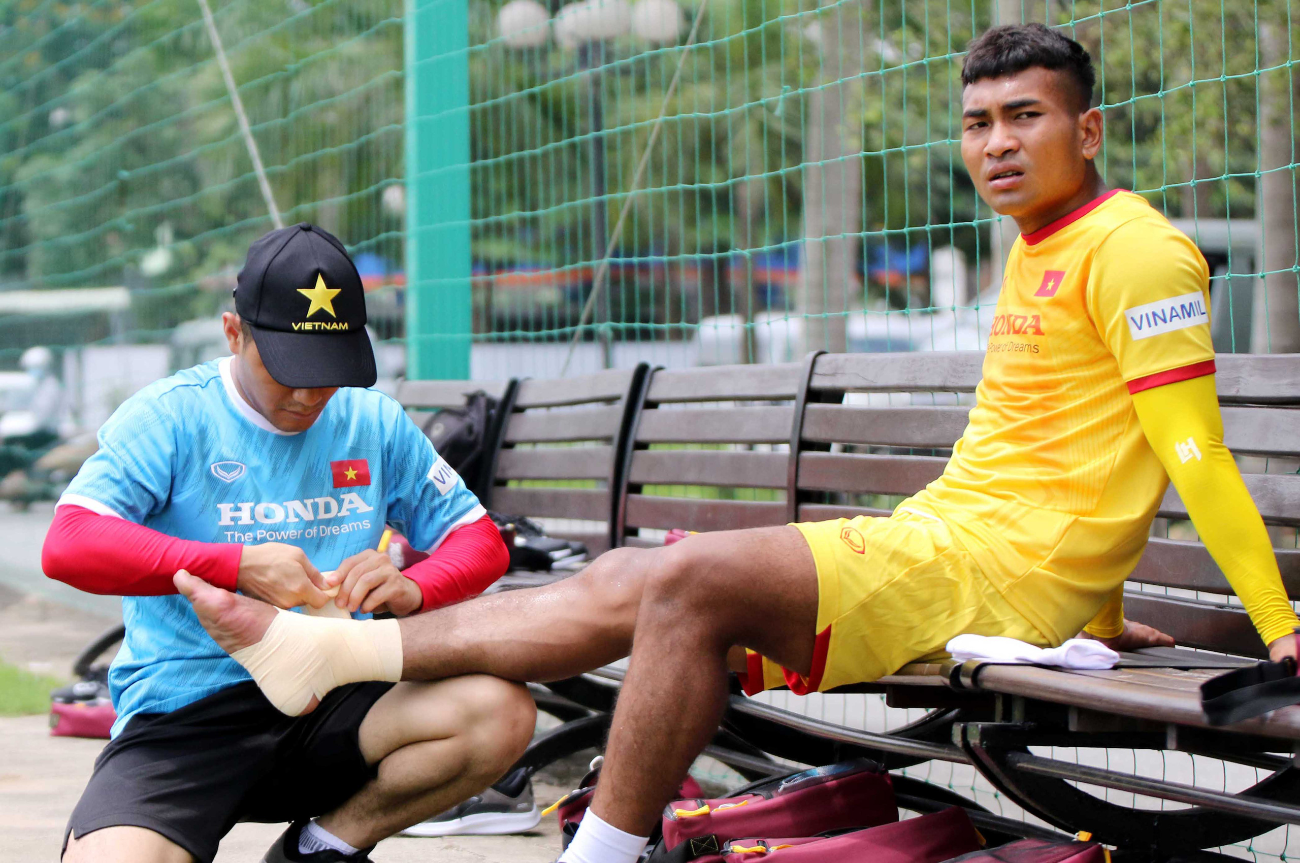 Bảo vệ ng&ocirc;i vương SEA Games, U22 Việt Nam đội nắng n&oacute;ng &ldquo;luyện c&ocirc;ng&rdquo; - Ảnh 8.