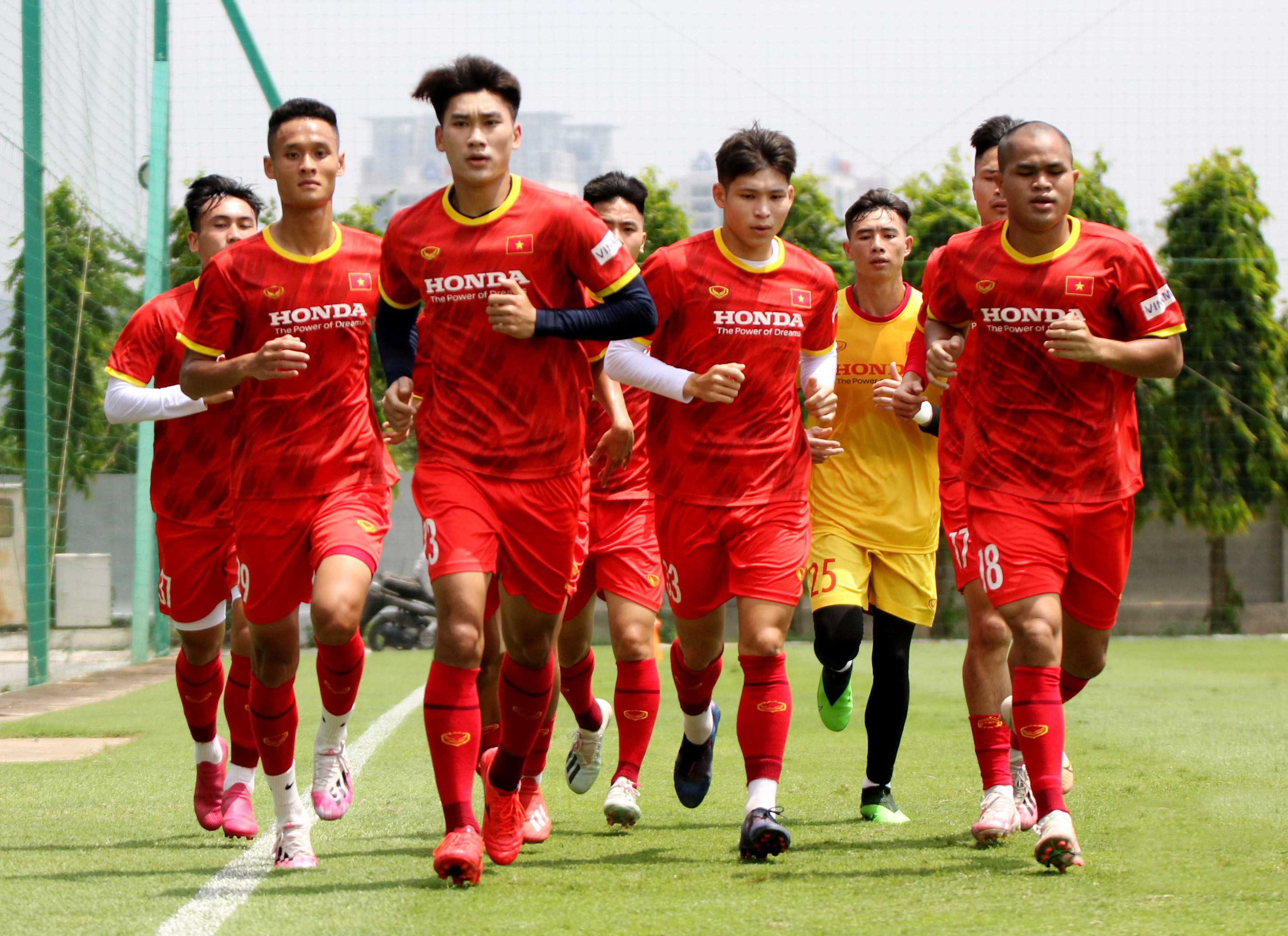 Bảo vệ ng&ocirc;i vương SEA Games, U22 Việt Nam đội nắng n&oacute;ng &ldquo;luyện c&ocirc;ng&rdquo; - Ảnh 4.
