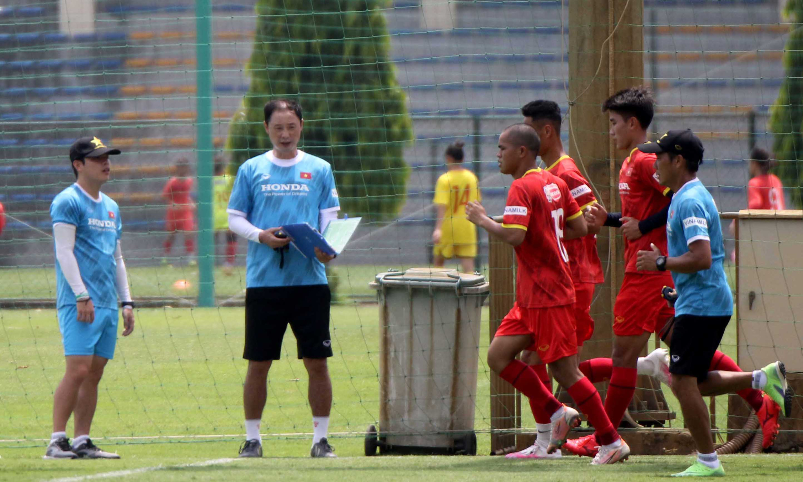 Bảo vệ ng&ocirc;i vương SEA Games, U22 Việt Nam đội nắng n&oacute;ng &ldquo;luyện c&ocirc;ng&rdquo; - Ảnh 5.