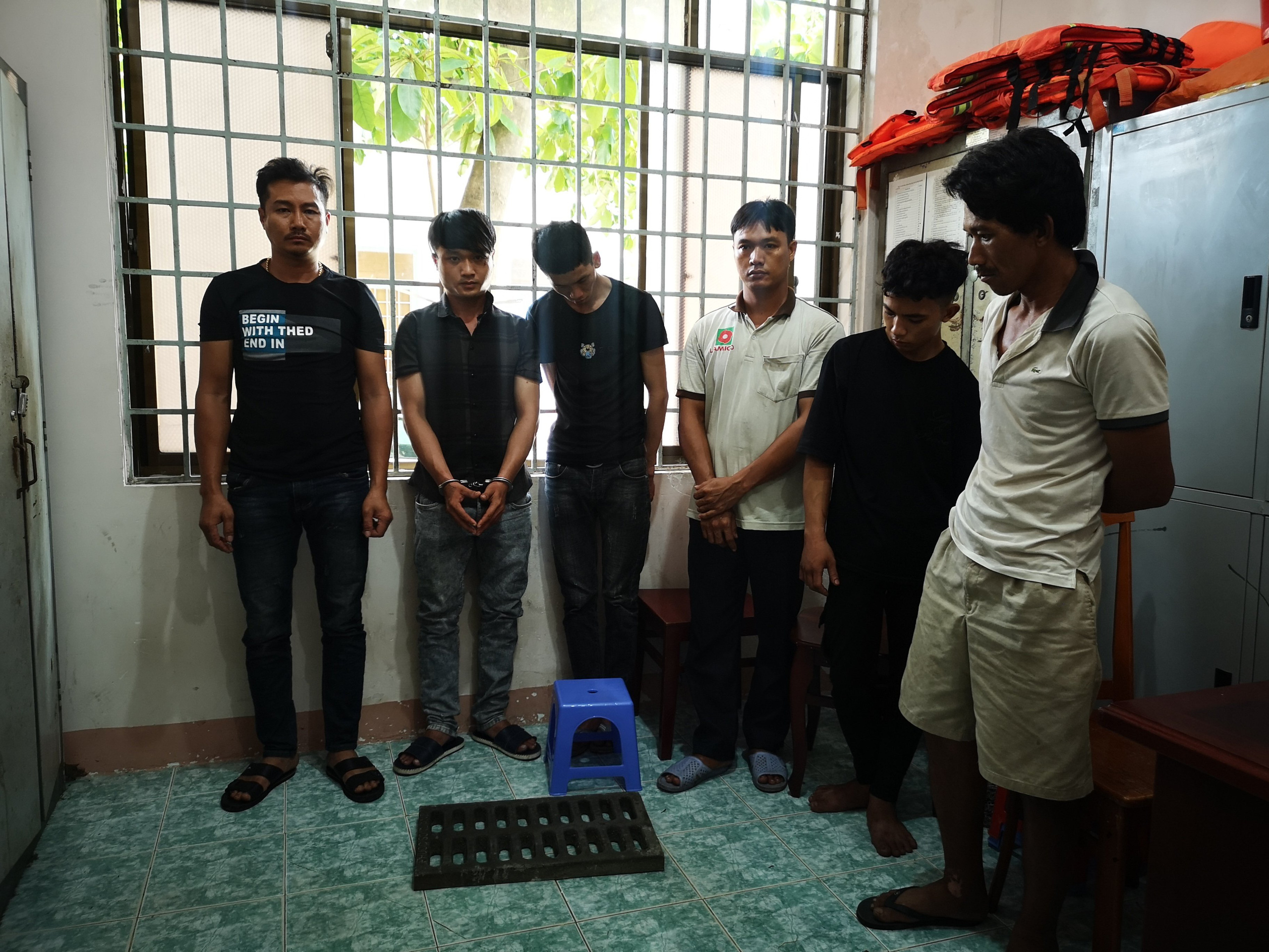 Bắt nh&oacute;m đối tượng g&acirc;y h&agrave;ng chục vụ trộm phẫn nộ dư luận - Ảnh 1.