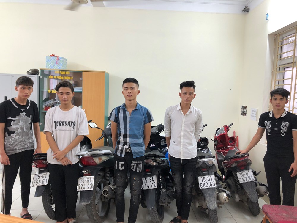 Tạm giữ 18 c&ocirc;n đồ d&ugrave;ng chai thủy tinh n&eacute;m v&agrave;o người đi đường - Ảnh 1.