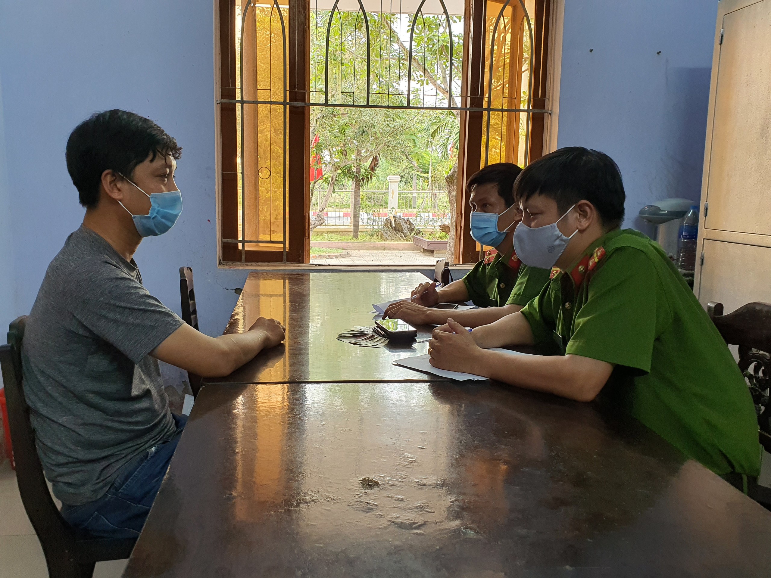 Tên cướp liều lĩnh giật dây chuyền trên cổ chủ tiệm tạp hóa - Ảnh 1.