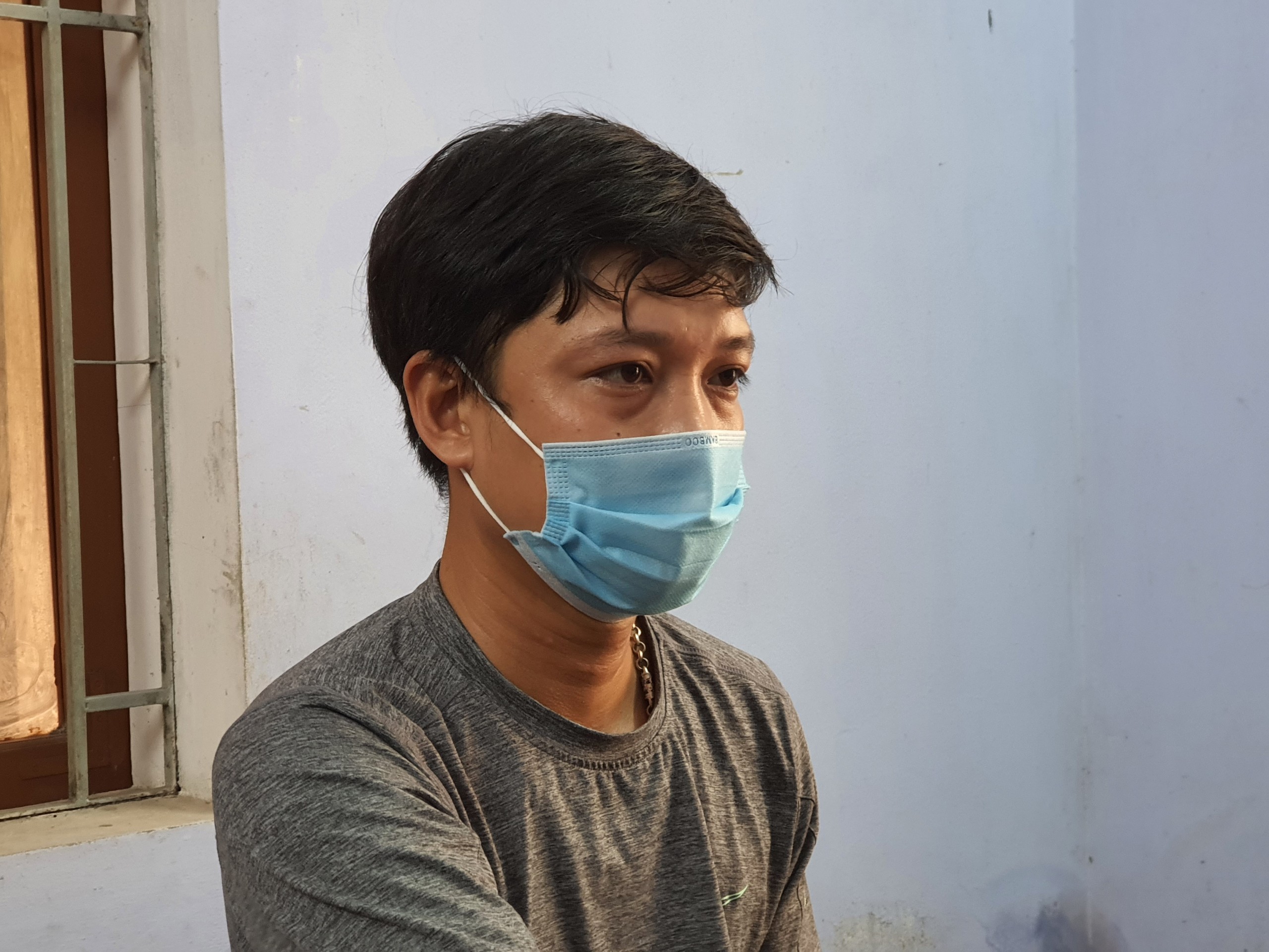 Tên cướp liều lĩnh giật dây chuyền trên cổ chủ tiệm tạp hóa