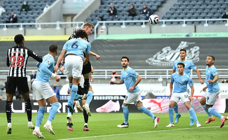 Rượt đuổi 7 b&agrave;n tại St.James&rsquo;s Park, sao trẻ Man City lập hat-trick mừng t&acirc;n vương - Ảnh 2.