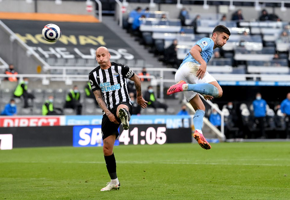Rượt đuổi 7 b&agrave;n tại St.James&rsquo;s Park, sao trẻ Man City lập hat-trick mừng t&acirc;n vương - Ảnh 3.