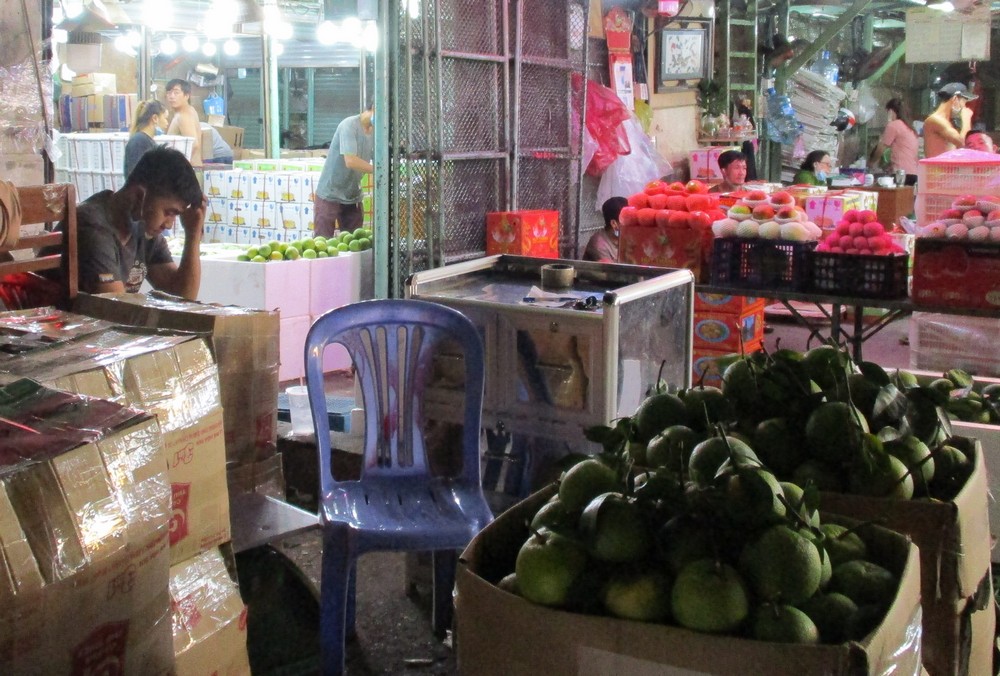 Trái cây Thái Lan đầu mùa giá cao ngất, còn bưởi xoài Việt Nam rẻ bèo - Ảnh 2.