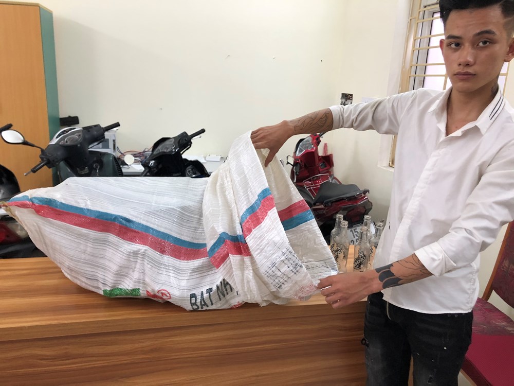 Tạm giữ 18 c&ocirc;n đồ d&ugrave;ng chai thủy tinh n&eacute;m v&agrave;o người đi đường - Ảnh 2.