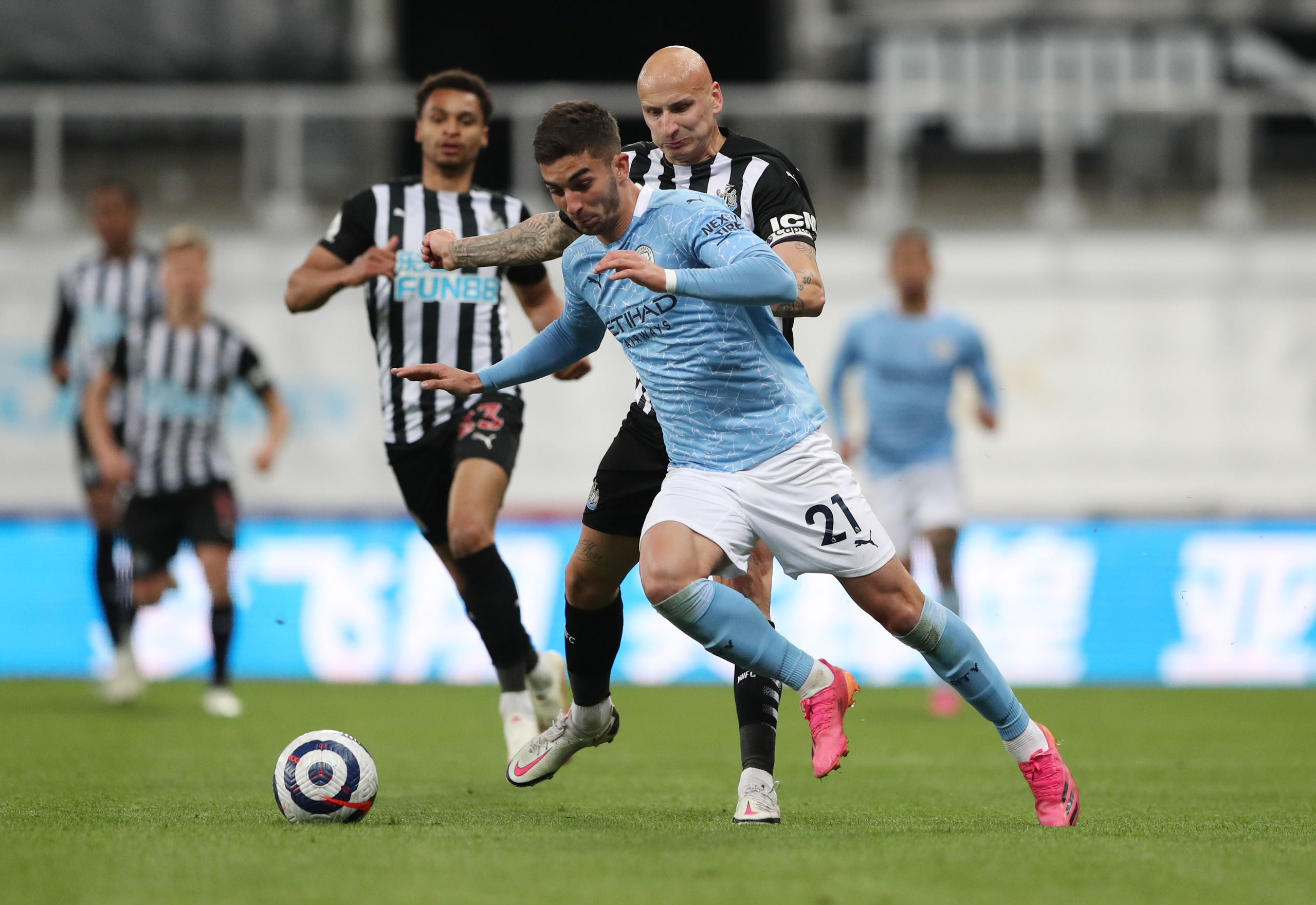 Rượt đuổi 7 b&agrave;n tại St.James&rsquo;s Park, sao trẻ Man City lập hat-trick mừng t&acirc;n vương - Ảnh 6.