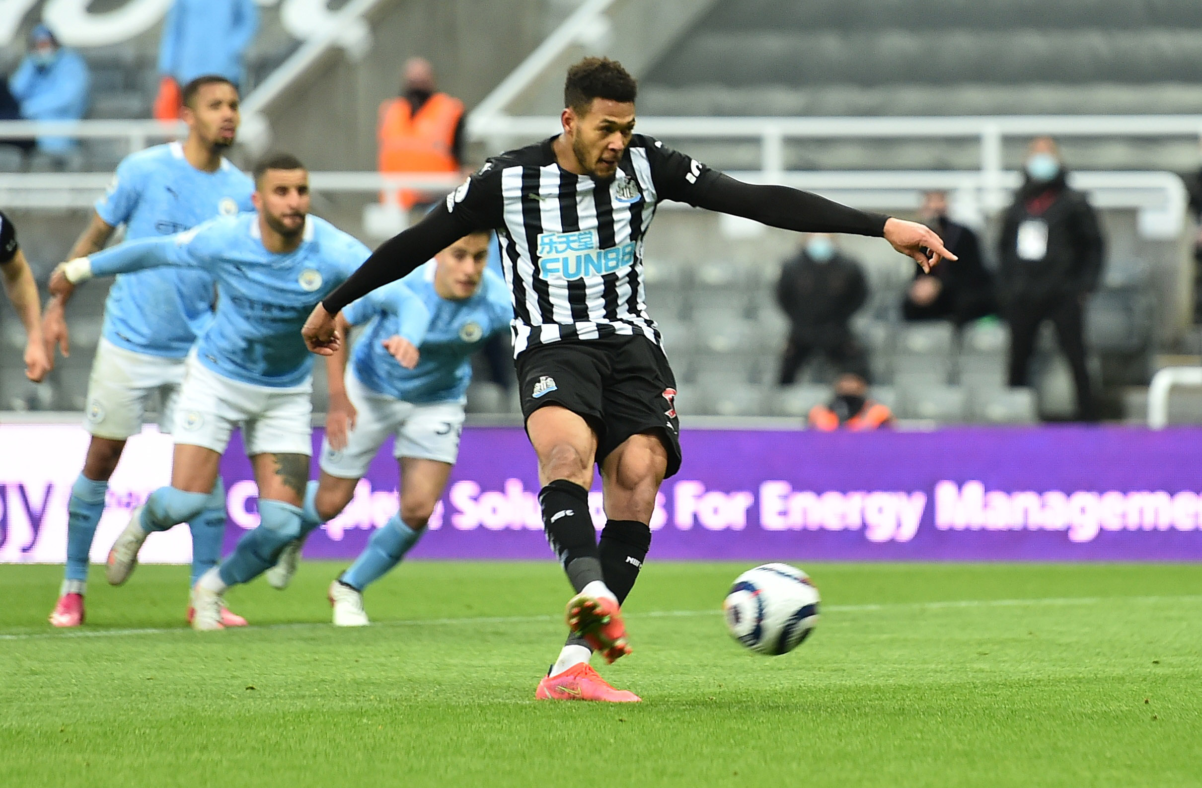 Rượt đuổi 7 b&agrave;n tại St.James&rsquo;s Park, sao trẻ Man City lập hat-trick mừng t&acirc;n vương - Ảnh 4.