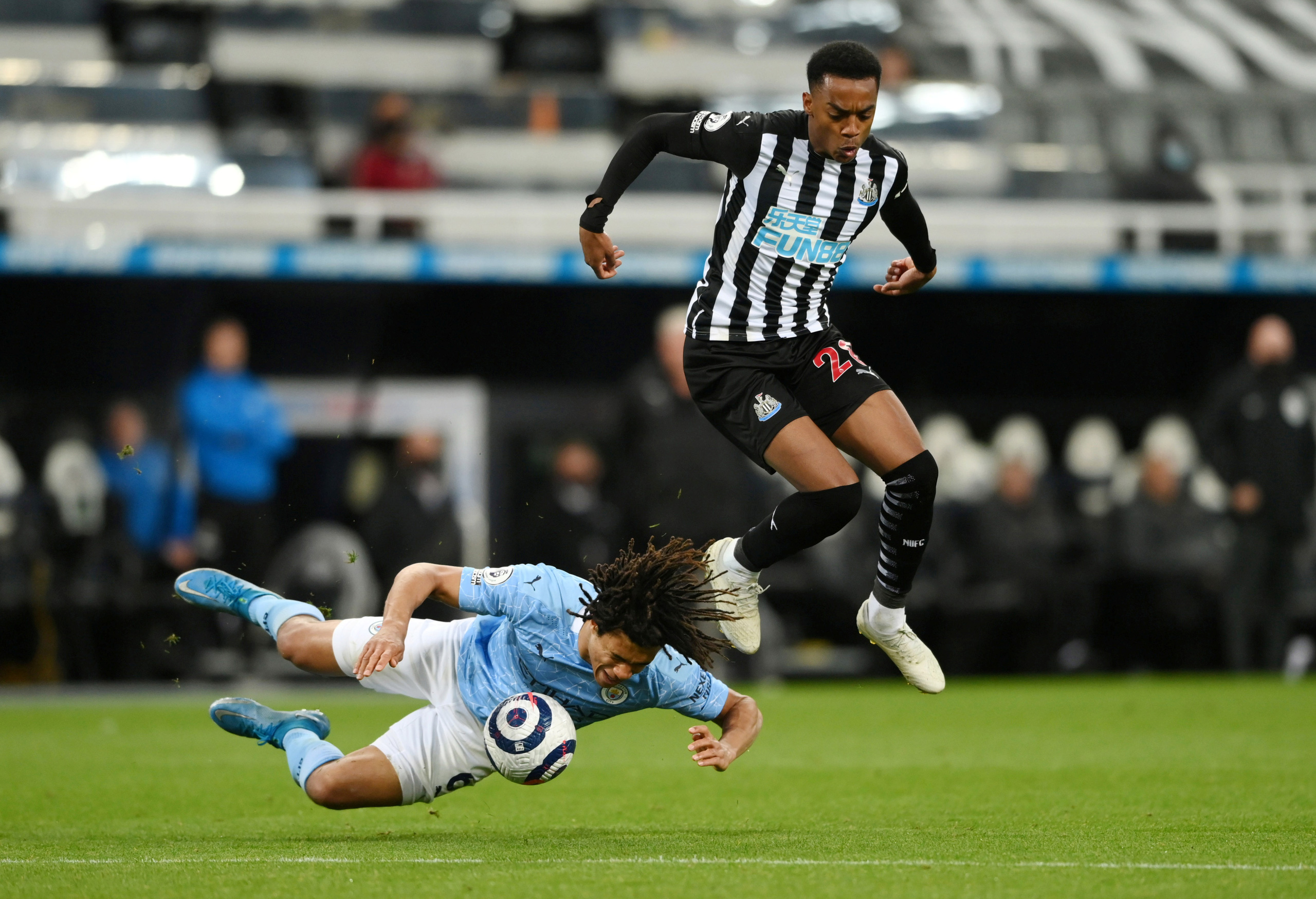 Rượt đuổi 7 b&agrave;n tại St.James&rsquo;s Park, sao trẻ Man City lập hat-trick mừng t&acirc;n vương - Ảnh 1.