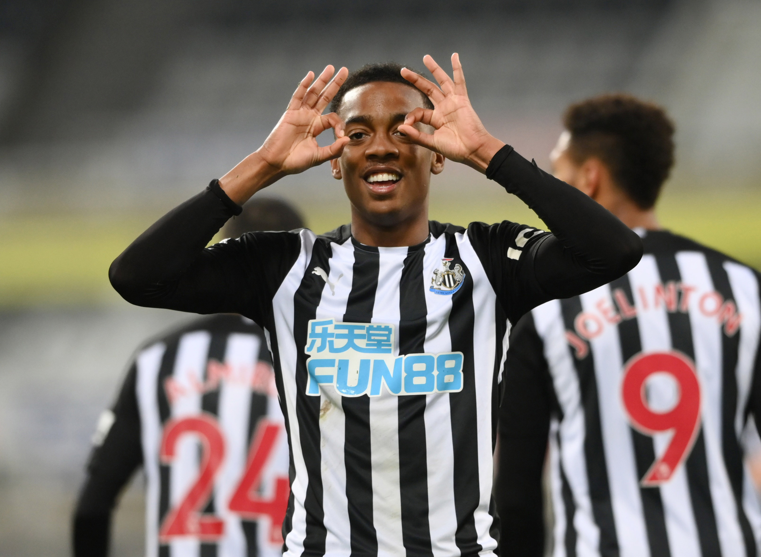 Rượt đuổi 7 b&agrave;n tại St.James&rsquo;s Park, sao trẻ Man City lập hat-trick mừng t&acirc;n vương - Ảnh 5.