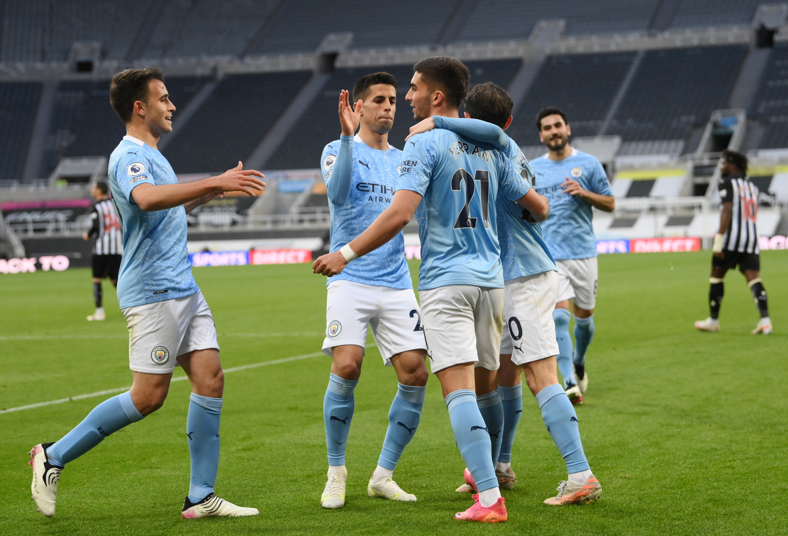 Rượt đuổi 7 b&agrave;n tại St.James&rsquo;s Park, sao trẻ Man City lập hat-trick mừng t&acirc;n vương - Ảnh 8.