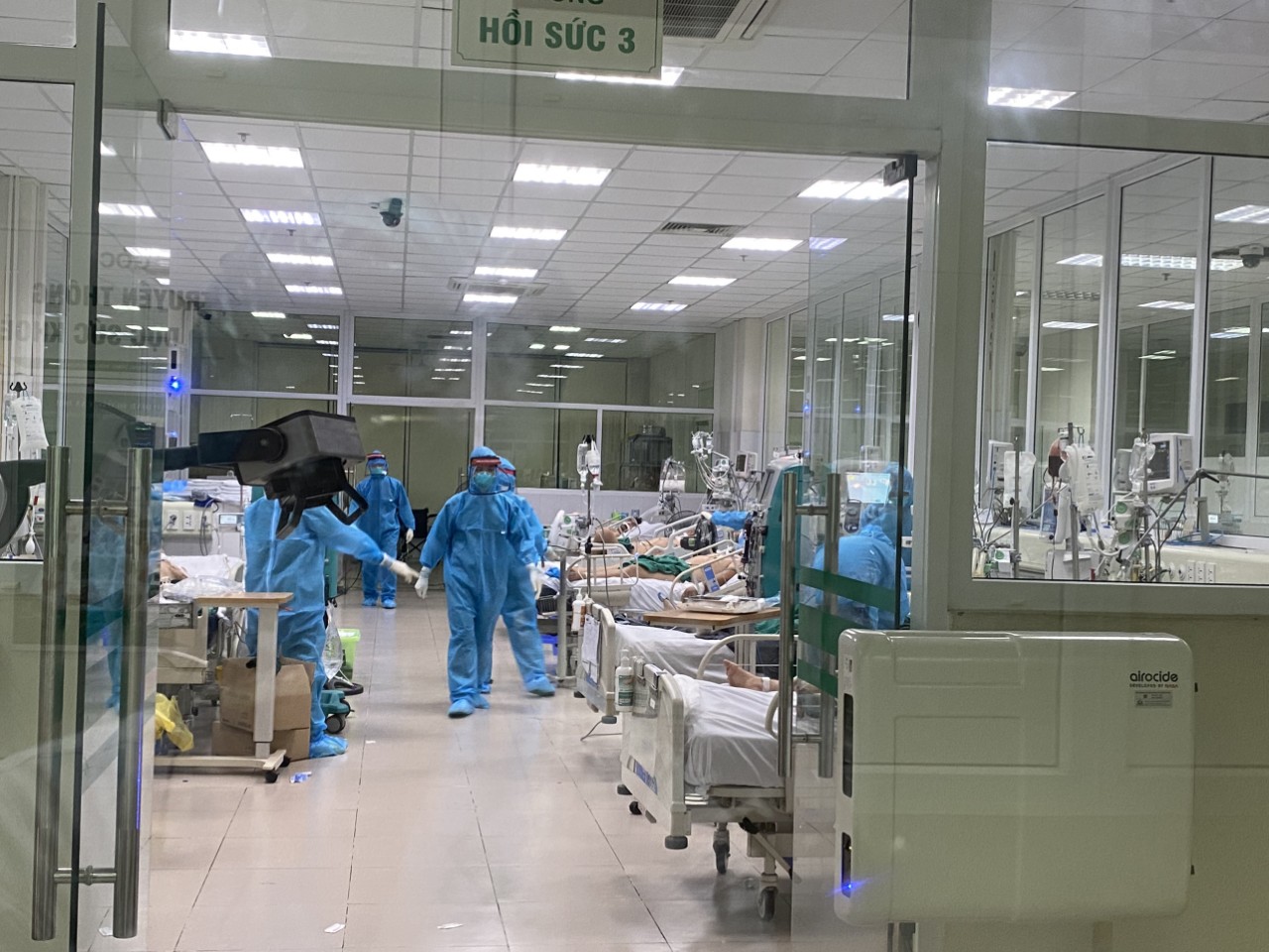 Clip: Nửa đ&ecirc;m cấp cứu bệnh nh&acirc;n Covid-19 nặng tại Bệnh viện Bệnh Nhiệt đới Trung ương - Ảnh 3.