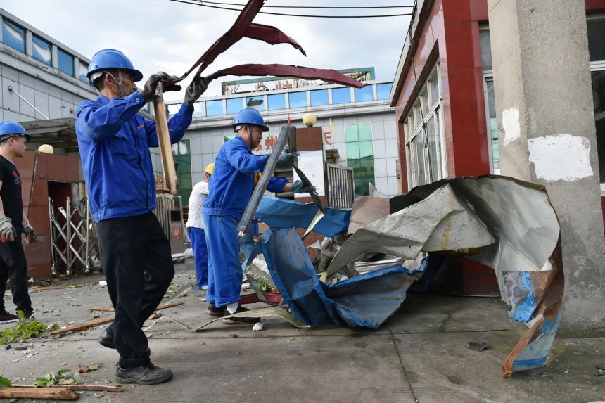 Trung Quốc: Lốc xo&aacute;y c&agrave;n qu&eacute;t 2 th&agrave;nh phố, h&agrave;ng trăm người thương vong - Ảnh 3.