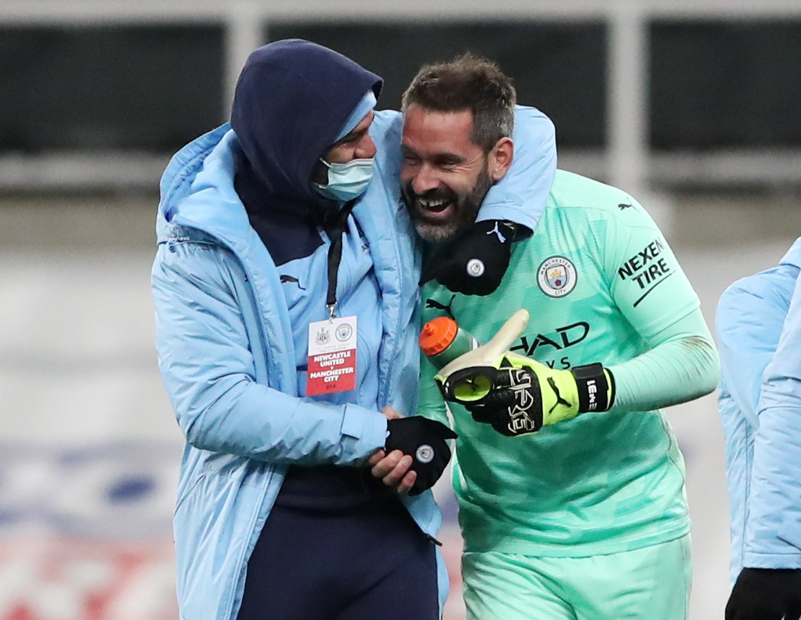 Rượt đuổi 7 b&agrave;n tại St.James&rsquo;s Park, sao trẻ Man City lập hat-trick mừng t&acirc;n vương - Ảnh 7.