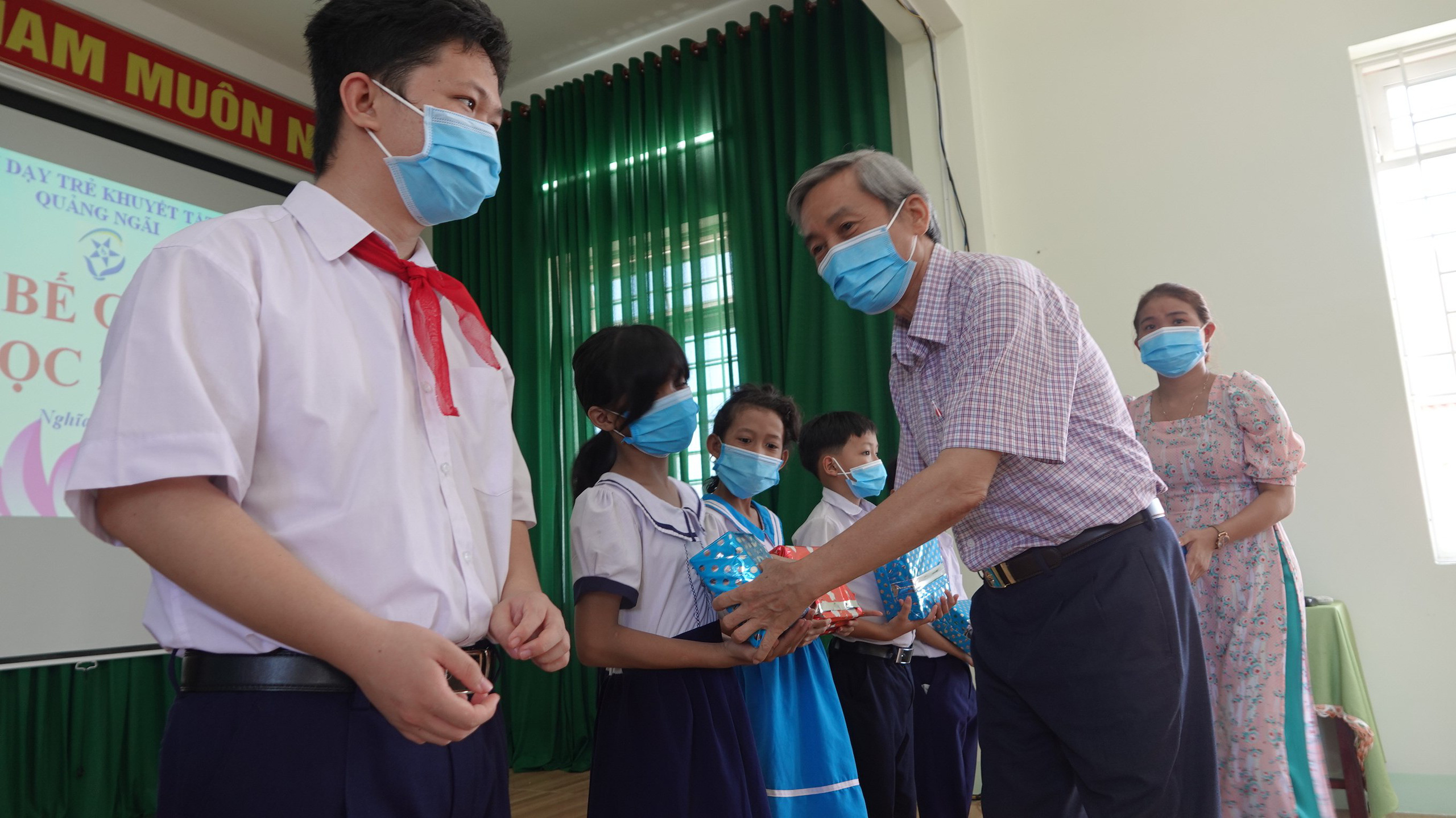 Hơn 3 tỉ đồng ủng hộ Trung t&acirc;m nu&ocirc;i dạy trẻ khuyết tật V&otilde; Hồng Sơn - Ảnh 3.
