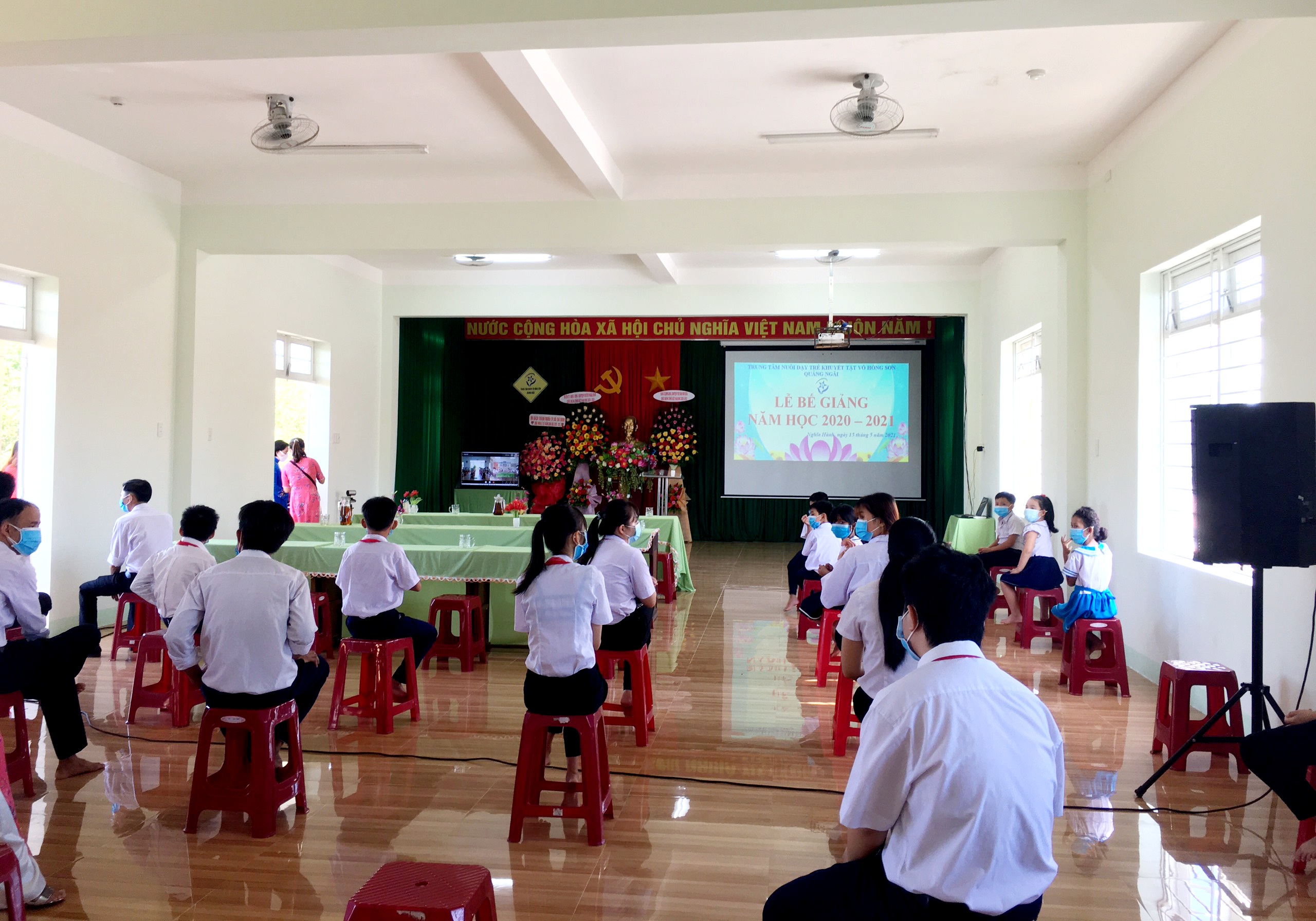 Hơn 3 tỉ đồng ủng hộ Trung t&acirc;m nu&ocirc;i dạy trẻ khuyết tật V&otilde; Hồng Sơn - Ảnh 2.