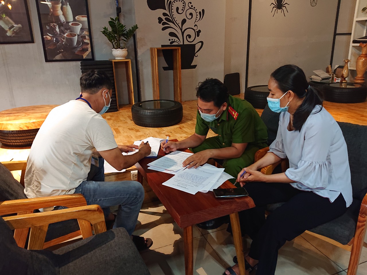 Xử phạt người phụ nữ không đeo khẩu trang, ẩu đả với bảo vệ 3 triệu đồng - Ảnh 1.