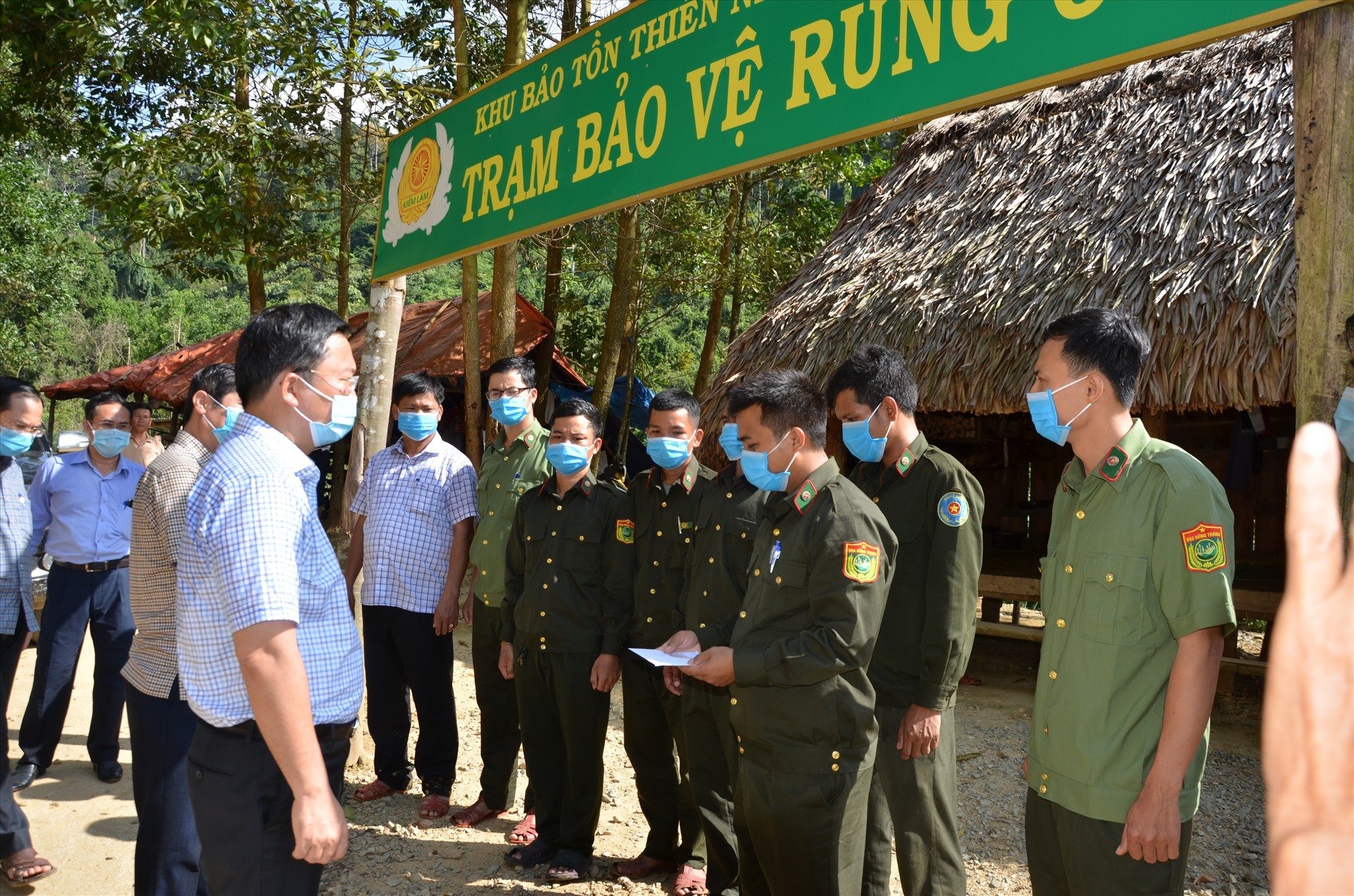 Lãnh đạo Quảng Nam băng rừng thăm chốt kiểm soát dịch tại biên giới - Ảnh 5.