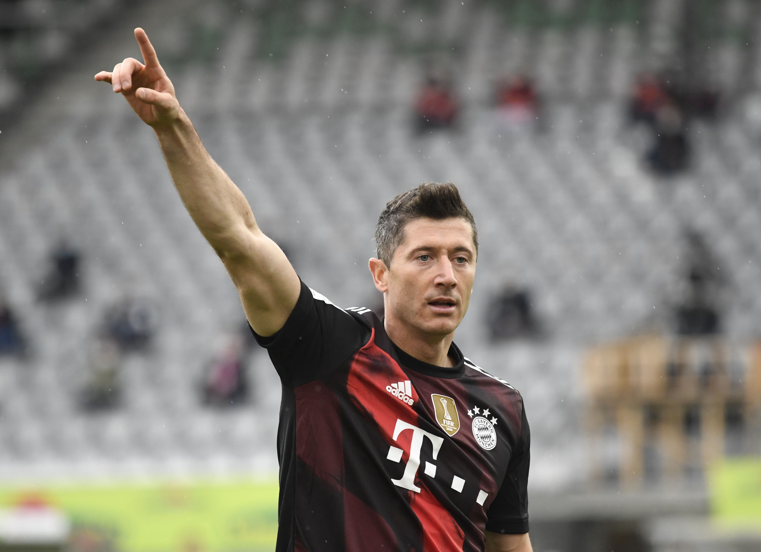 Lewandowski san bằng kỷ lục ghi bàn của huyền thoại Gerd Muller