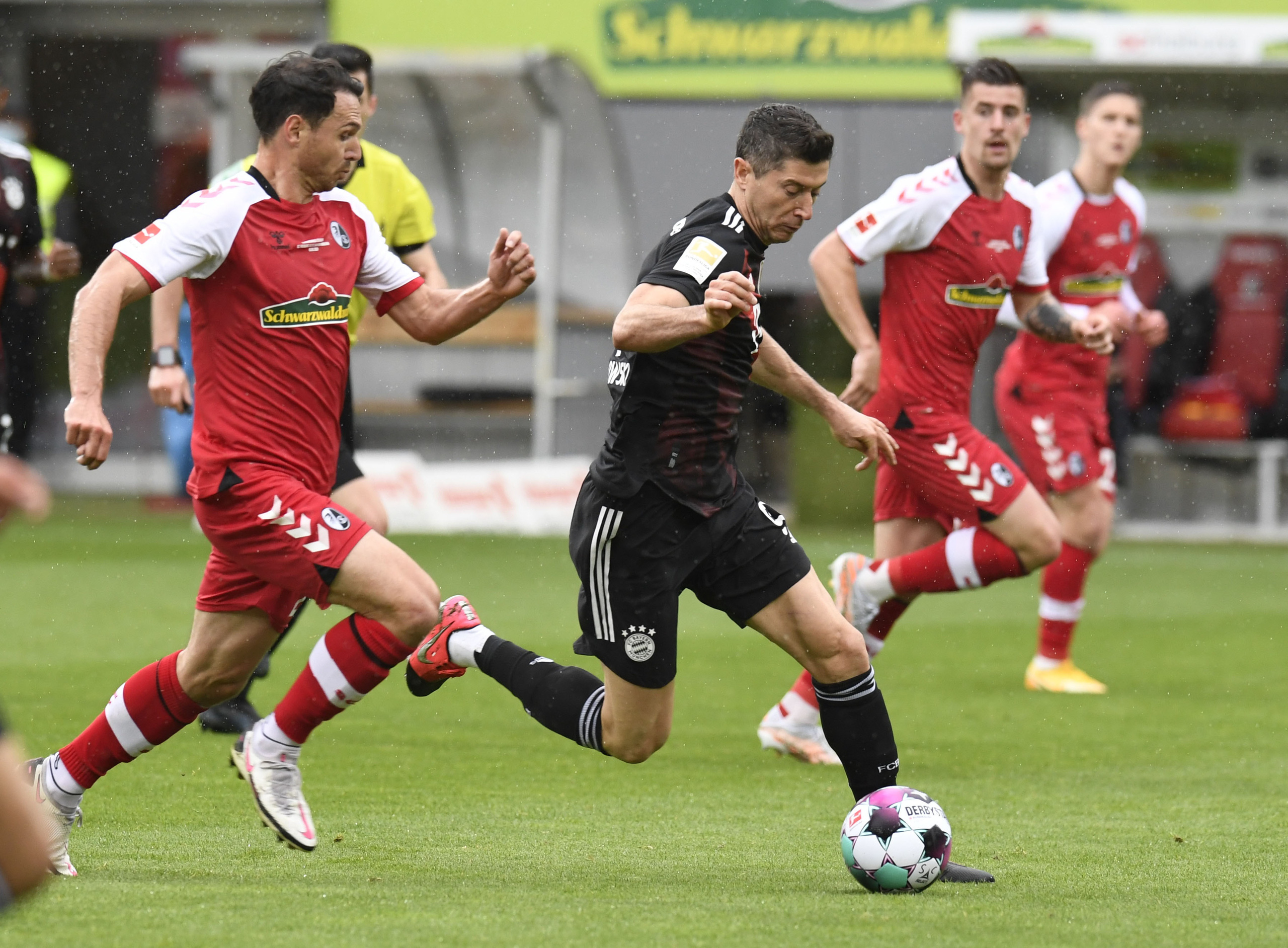 Lewandowski san bằng kỷ lục ghi bàn của huyền thoại Gerd Muller - Ảnh 1.