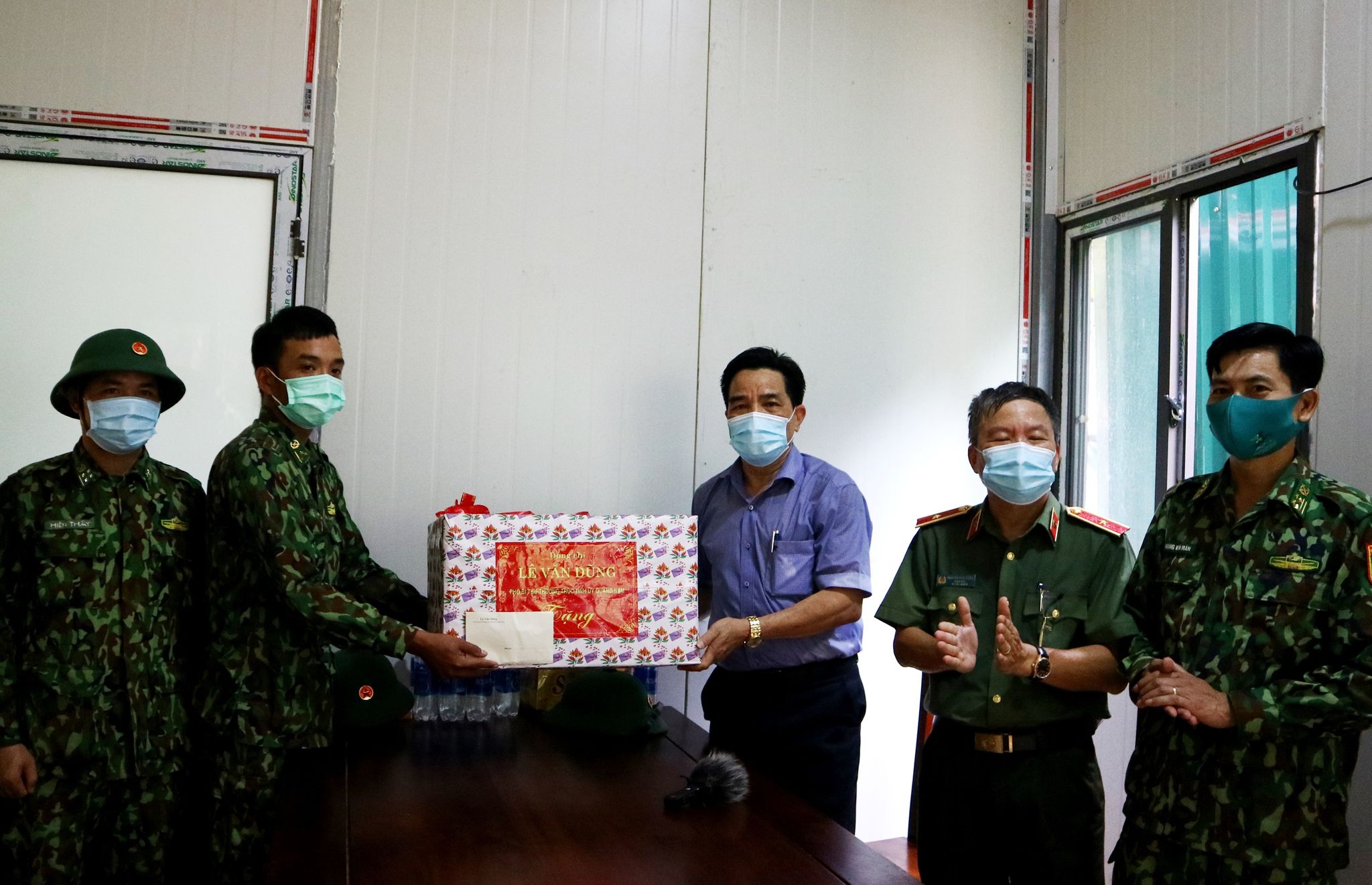 Lãnh đạo Quảng Nam băng rừng thăm chốt kiểm soát dịch tại biên giới - Ảnh 4.