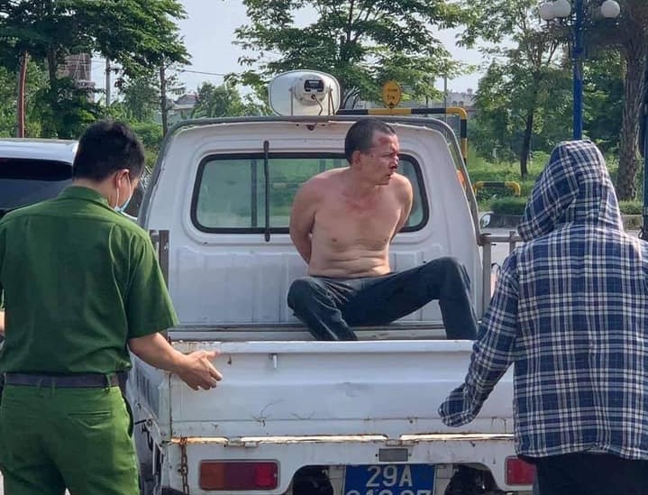 Bất ngờ với nh&acirc;n th&acirc;n cực kỳ nguy hiểm của kẻ đ&acirc;m t&agrave;i xế, cướp xe taxi - Ảnh 3.