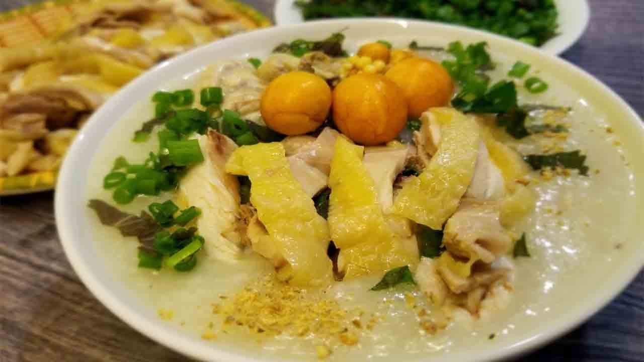 Bỏ cơ quan về ăn cháo gà cùng nguyên bí thư huyện, nữ cán bộ bị kiểm điểm