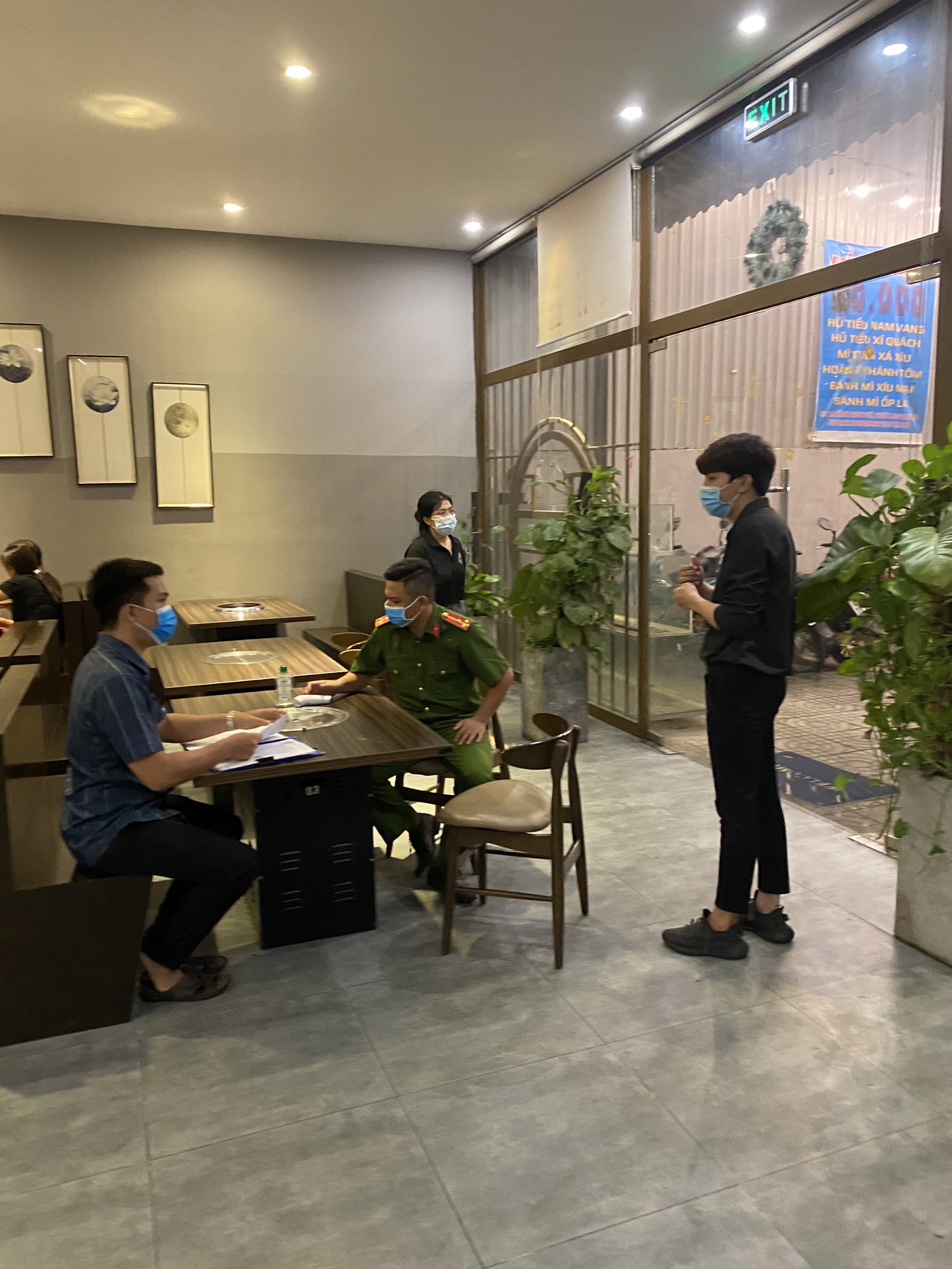 TP Thủ Đức xử phạt 191 trường hợp không đeo khẩu trang với số tiền 382 triệu đồng - Ảnh 2.