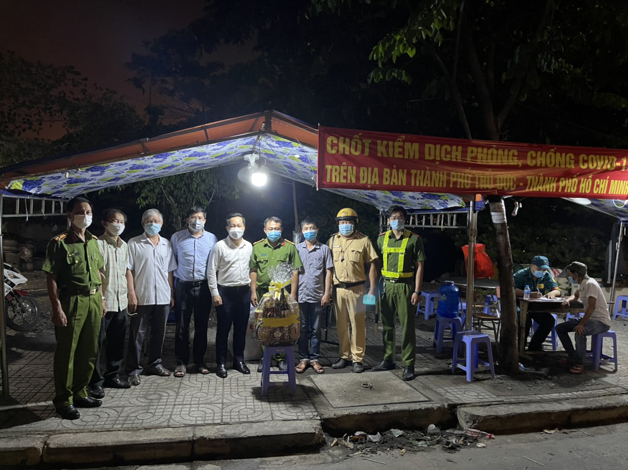 TP Thủ Đức xử phạt 191 trường hợp không đeo khẩu trang với số tiền 382 triệu đồng - Ảnh 1.