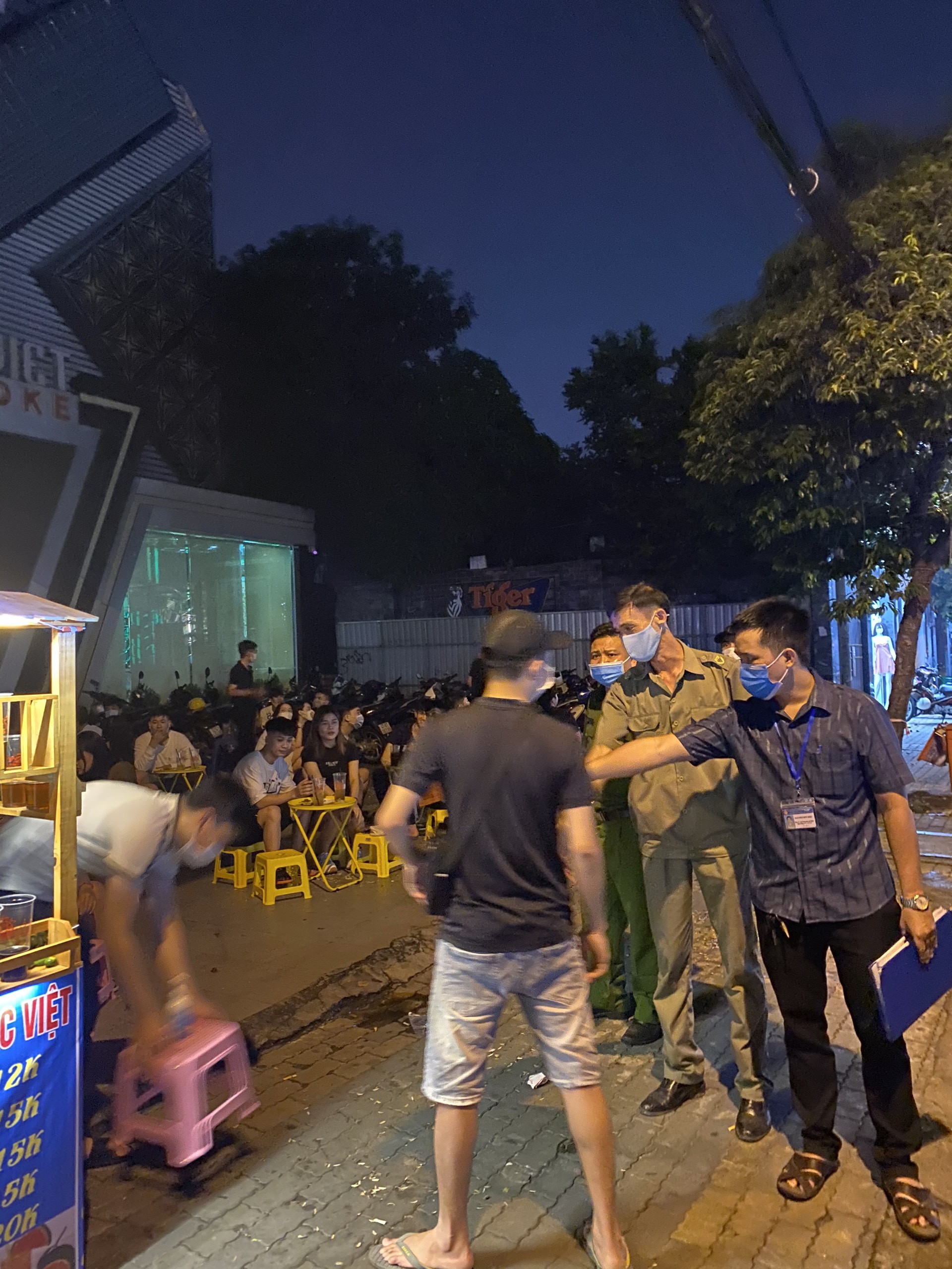 TP Thủ Đức xử phạt 191 trường hợp không đeo khẩu trang với số tiền 382 triệu đồng - Ảnh 3.